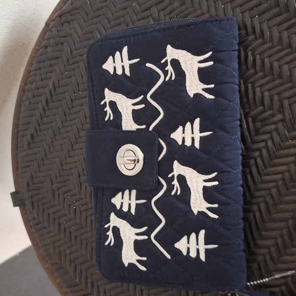 ❄️🆕Vera Bradley Turnlock RFID Wallet “Merry Mischief Snow Day❄️Navy Blue - Picture 2 of 13